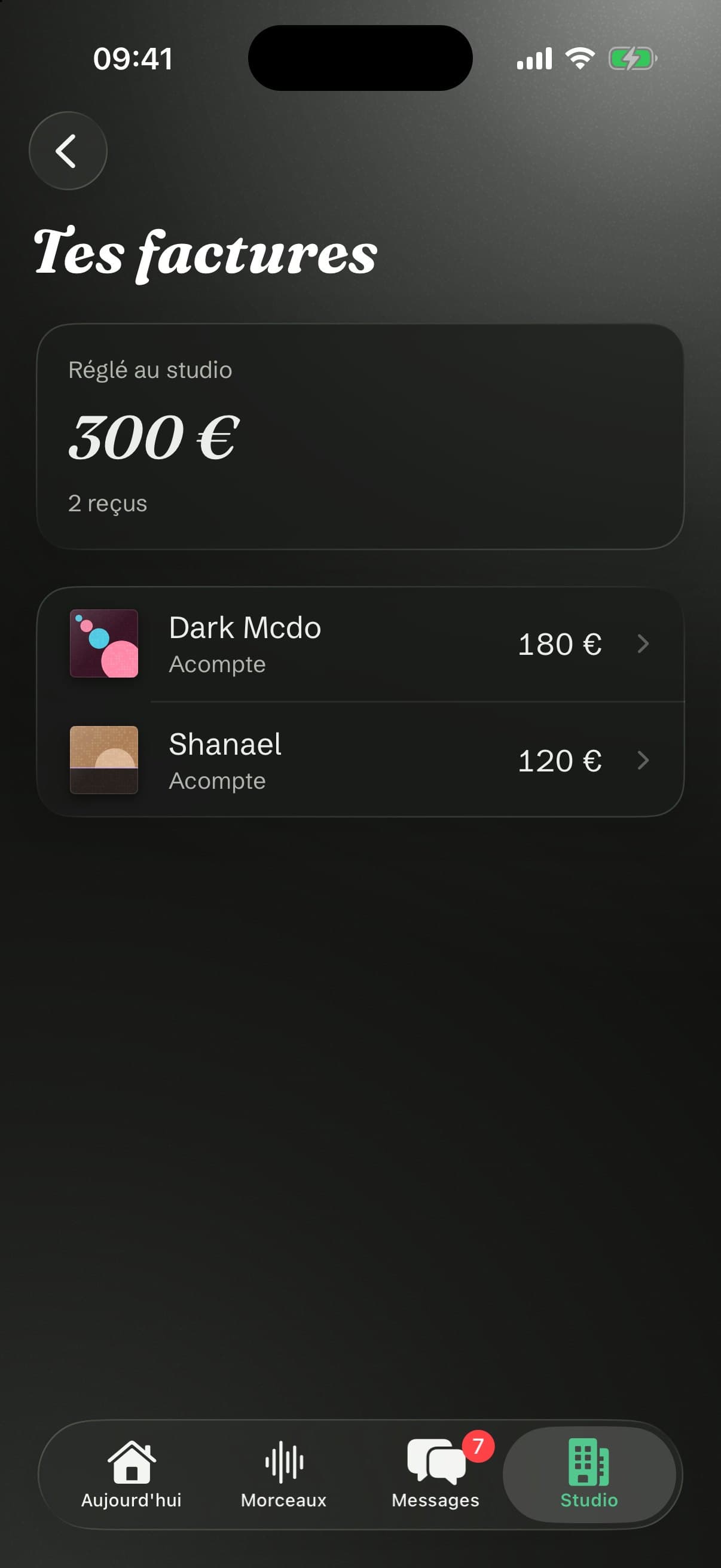Tes factures : 300 € réglés au studio, deux reçus.